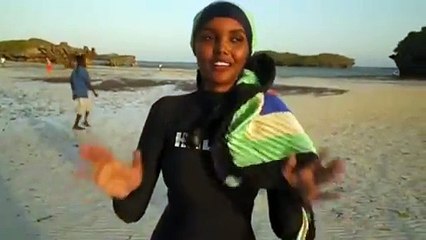 في خطوة تاريخية، حليمة عدن تكسر الحواجز بالبوركيني والحجاب