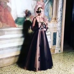 شاهدي بالفيديو، كيف أعادتنا إطلالات حفل ديور التنكّري إلى الأجواء الخيالية!