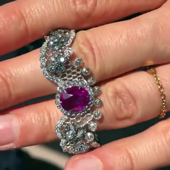 الدانتيل من أرشيف ديور يتحول إلى مجوهرات فاخرة في مجموعة Dior Dior Dior