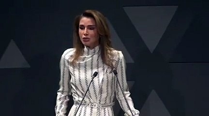 الملكة رانيا تجمع بين معطف الترنش والفستان في تصميم واحد مُبتكر