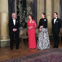 ملك السويد يُفاجئ الجميع بتصرّف غريب في حفل رسمي