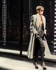 أنطوني فكاريلو يكرّس بصمته الخاصة لدى سان لوران ويبهرنا بالأكتاف العريضة وألوان النيون!