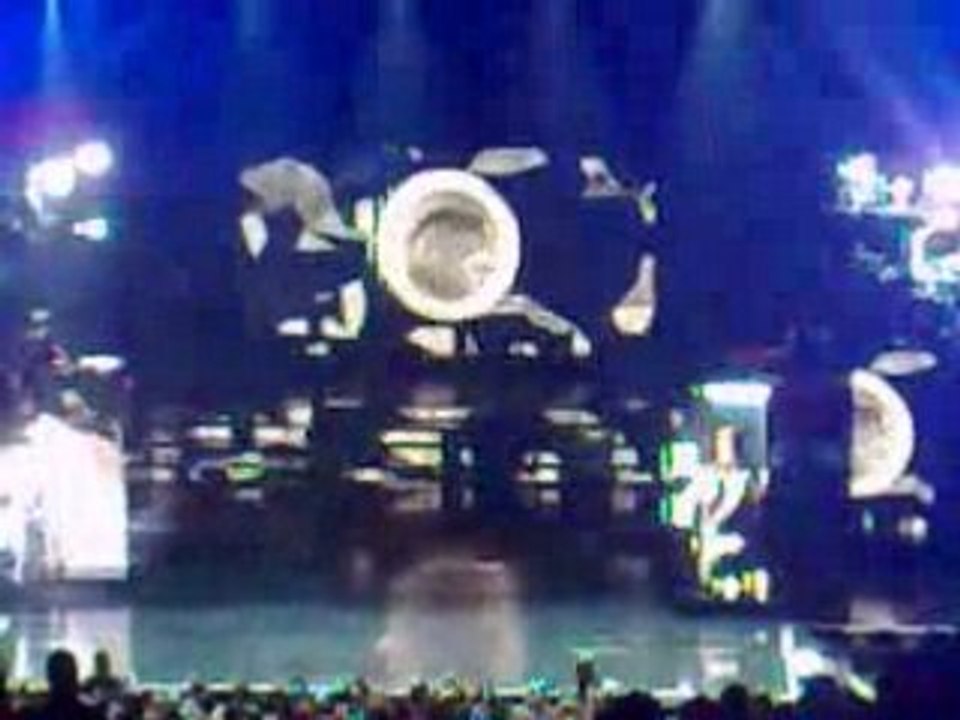 Madonna - 4 Minutes - Showcase Olympia - Paris