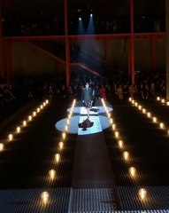 مصمّمة التناقضات ميوتشيا برادا تقدم الرومانسية بمقاربة جريئة في ميلانو