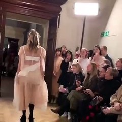 كيف شكلت تصاميم Simone Rocha لخريف 2019 نقطة تحول للعلامة؟