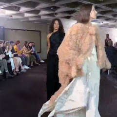 عرض Roland Mouret يمنح المرأة أزياء سهلة وبسيطة جدّاً للوك خريف 2019