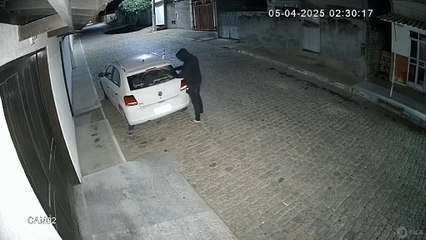 Homem encapuzado ateia fogo no carro do prefeito! Veja o Vídeo