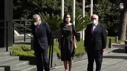 الملكة ليتزيا تُلهمكِ لإطلالة عمل جدية بعيدة عن الملل