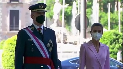 الملكة ليتزيا تلهمكِ لاعتماد المزيد من إطلالات فستان البلايزر