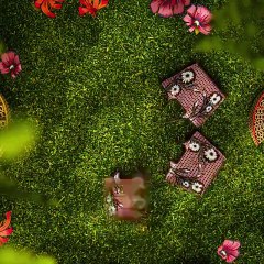 برسوم الأزهار الملونة يدوياً والحجم العملي الكبير، روجيه فيفييه تكشف عن أحدث حقائبها الصيفية