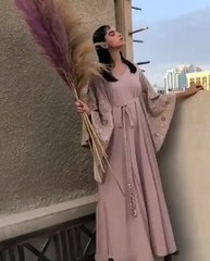 العُمانية نور البحراني تقدّم وردة الصحراء والريش في قفاطين ربيع 2021