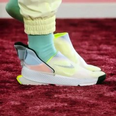 نايكي تبتكر سنيكرز لا يحتاج إلى استخدام اليدين عند انتعاله