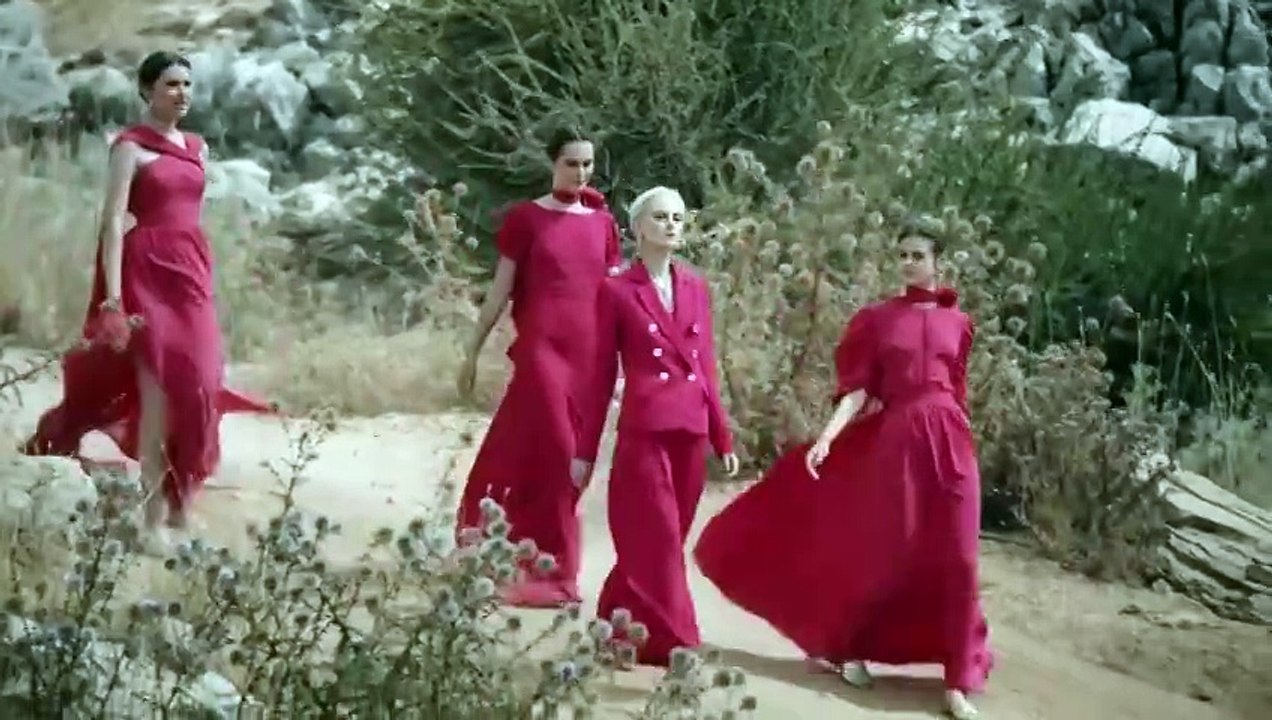 إيلي صعب ينتصر للحياة وللشخصية المتفردّة في كل سيدة في مجموعته لربيع وصيف 2021