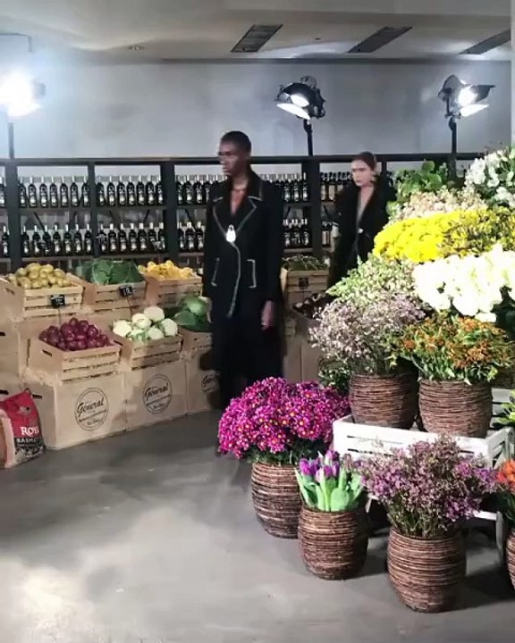JASON WU يخلق عرض أزياءٍ لشتاء 2021 من واقع الح...