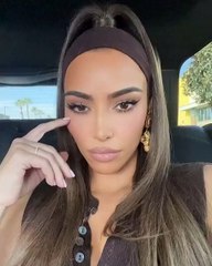 خصل شقراء خيار كيم كارداشيان في بداية 2021