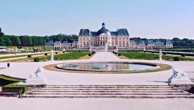 خفة الطيور وفخامة قصور أوروبا في تصاميم زياد نكد للهوت كوتور