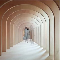 السعوديّة نورا حفظي: أنا عفوية ومغامِرة، وأصمم القطع الكلاسيكية التي تحتفظين بها لسنوات