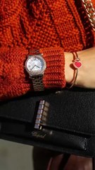 ساعة من الذهب الأخلاقي ومجوهرات برّاقة لتخطفي الأضواء في الأعياد