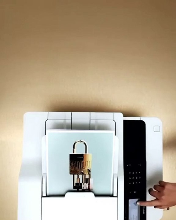 جيفنشي تطلق صيحة جديدة من الحقائب المزدانة بالأقفال والسلاسل المعدنية