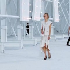 الأبيض، لون الأمل، يسيطر على عروض باريس 2021