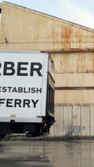 بيلا حديد تؤدي دور النمر في الحملة الجديدة لحقيبة بيربيري