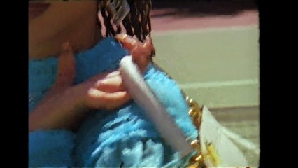 كلوي وهالي تبتكران حلقة MeAndMyPeekaboo الجديدة من فندي