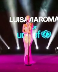 ريتا أورا تؤدّي مهامّ اليونيسف في كابري بأنوثة وشياكة