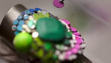 4 تفاصيل تعرّفك إلى مجوهرات ديور المستوحاة من تقنية الـTie- Dye