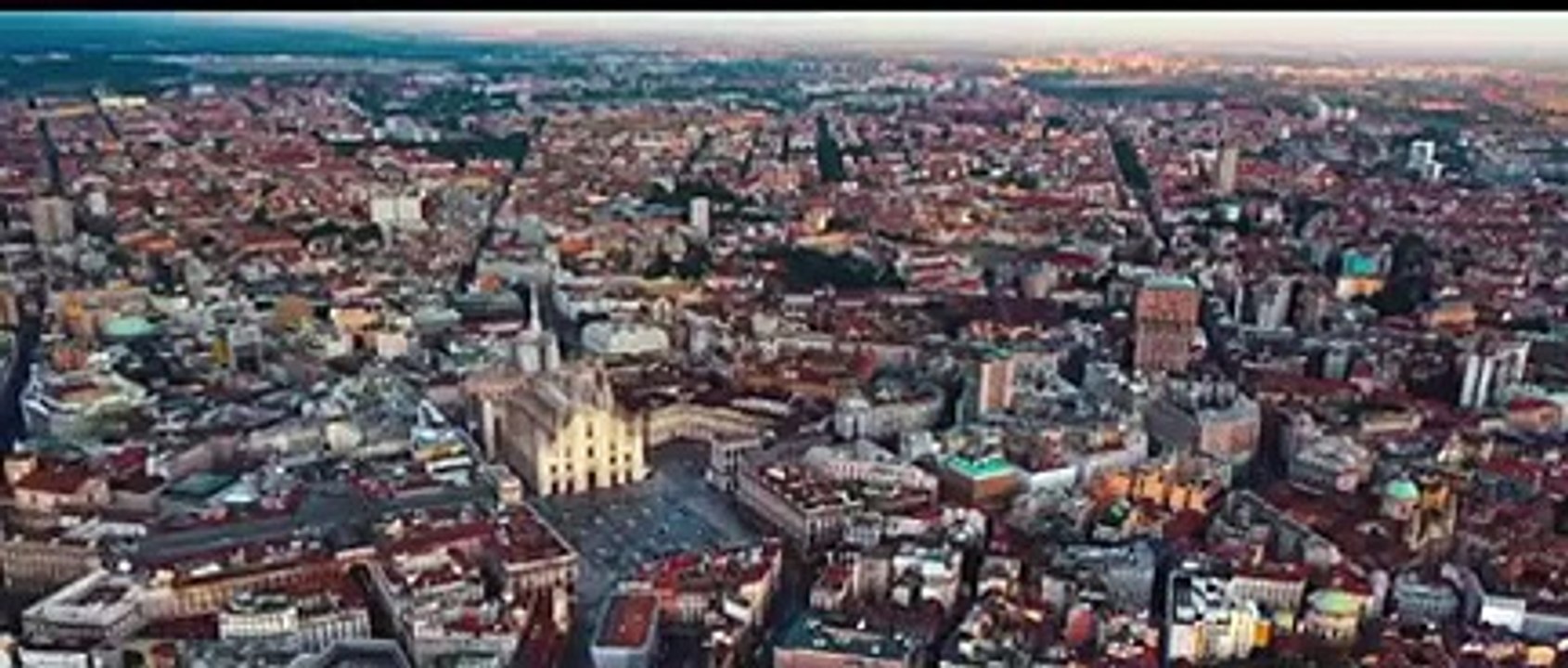 أندريا بوتشيلي يُحيّ حفلاً بمفرده في كاتدرائيّة ميلانو ويدعو العالم لمُشاهدتها