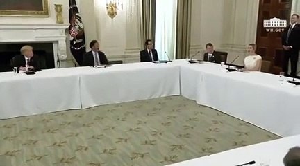 إيفانكا ترامب تستمتع بتنسيق أقنعة الوجه مع إطلالاتها وميلانيا تبتعد عنها