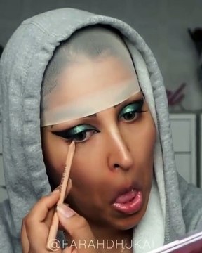 5 أساليب لتتألقي بظلال العينين الزرقاء على طريقة النجمات