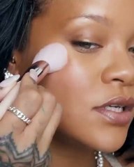 بفضل الموضة والمكياج، ريهانا تنضم إلى قائمة الموسيقيين الأكثر ثراءً في بريطانيا