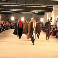 تصاميم بالمان تمنح المرأة القوة باللاتيكس والأكتاف العريضة من الثمانينيات