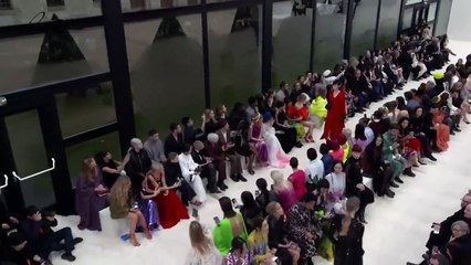 فيديو لعرض فالنتينو الذي تألق بالأحمر والجلد وفساتين التول اللامعة