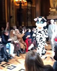 ستيلا مكارتني تأخذ دفاعها عن الحيوانات إلى بُعد جديد في عرضها لخريف 2020