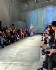 في ميلانو، ميسوني تحتفل بإرثها مع المعاطف المنسوجة الفضفاضة