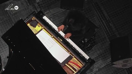 فيديو لعرض Burberry الذي أعاد التأكيد على ملامح الأناقة الإنكليزية الطابع