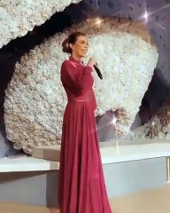 ليلى إسكندر تسقط على المسرح أثناء الغناء