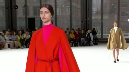 فيديو لعرض أزياء كارولينا هيريرا الذي يحتفي بألوان الحياة