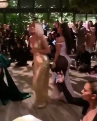 من حفل الكارداشيان للكريسماس، كايلي بإطلالة باهظة وكلوي متوهجة بالذهبي