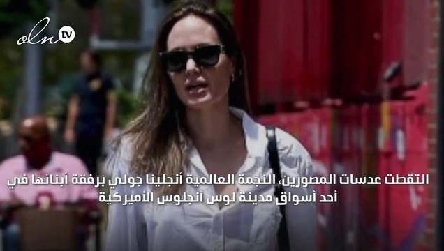 أنجلينا جولي تتسوق للكريسماس مع أبنائها