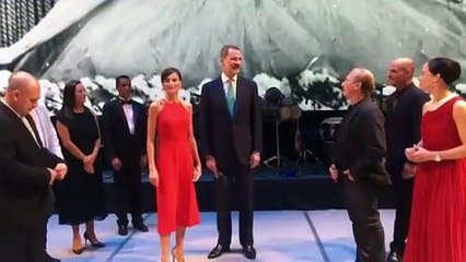 الملكة ليتيزيا تبتعد عن ألوان الشتاء الداكنة في إطلالتها