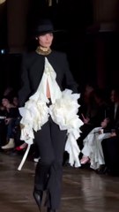 رحلة بين الماضي والمستقبل في مجموعة ألكسندر ماكوين خريف وشتاء 2025-26