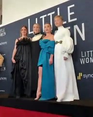 نجمات فيلم نساء صغيرات يُضفن البوت والفساتين الفيكتورية إلى إطلالاتهن الرائعة