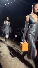 أساسيات الموضة الكلاسيكية بروح أكثر شباباً في عرض Hermès الجديد