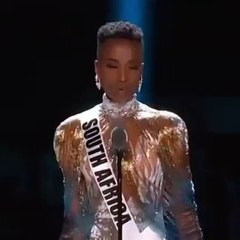 ناعومي كامبل تُعبر عن إعجابها بخطاب ملكة جمال الكون "زوزيبيني تونزي"