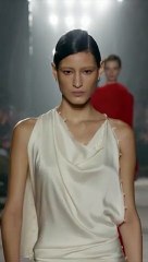 أناقتك في العيد تبدأ من هنا: أربعة فساتين مذهلة من منصات الأزياء العالمية