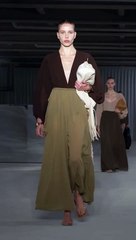 فساتين موسم ربيع وصيف 2025 في ميلانو: تنوّع بين الانسيابية والأناقة الهندسية