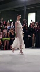 مجموعة Philosophy لموسم ربيع وصيف 2025: احتفاء بالحرية والحركة في أزياء رومانسية ومنعشة