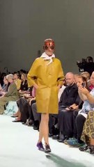 عرض برادا ربيع وصيف 2025: احتفاء بالفردية وتحدي الخوارزميات في عالم الأزياء